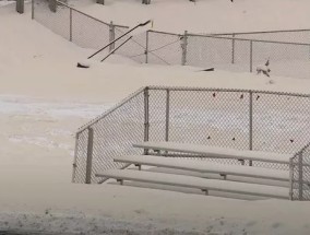 奇怪的棕色雪刺激皮肤，覆盖美国小镇并引起警告